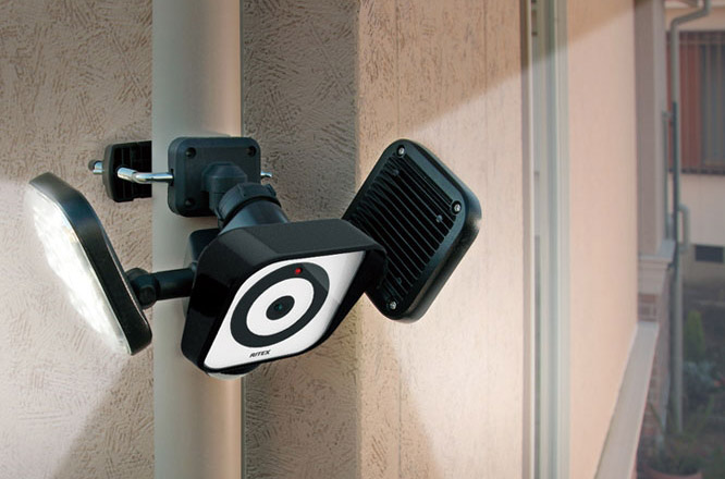 防犯対策に 屋外玄関に取り付けられるソーラーで動くセンサーライトおすすめ10選 Monocow モノカウ